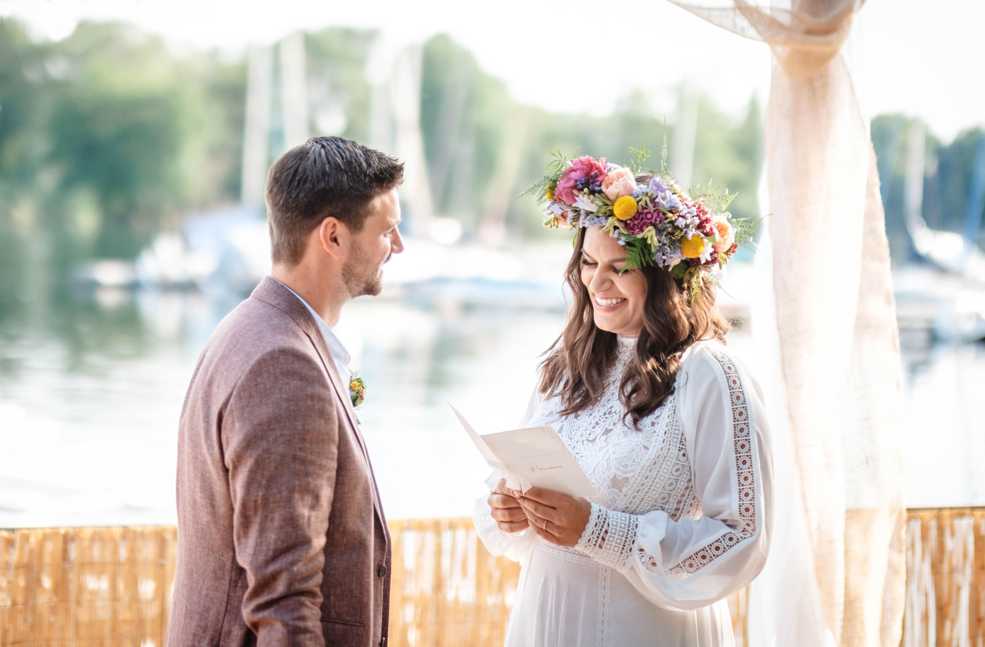Brautpaar bei der Traumhochzeit während des Gelübdes in Düsseldorf mit Hochzeitsplaner Let's Marry
