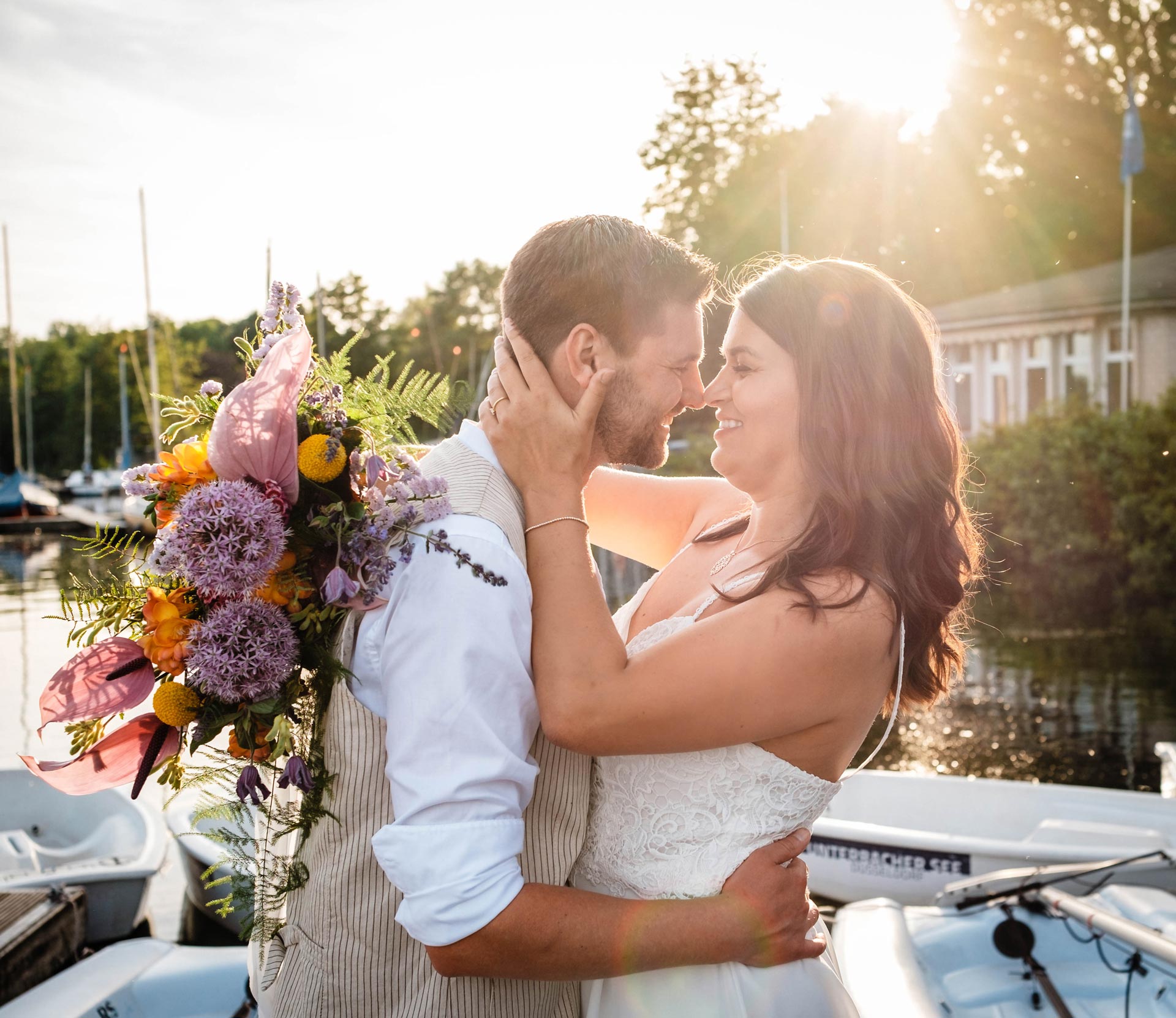 Brautpaar bei der Traumhochzeit am See in Düsseldorf mit Hochzeitsplaner Let's Marry