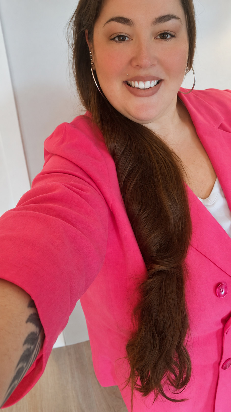 Hochzeitsplanerin Ina Didschun aus Düsseldorf im pinken Blazer beim Selfie