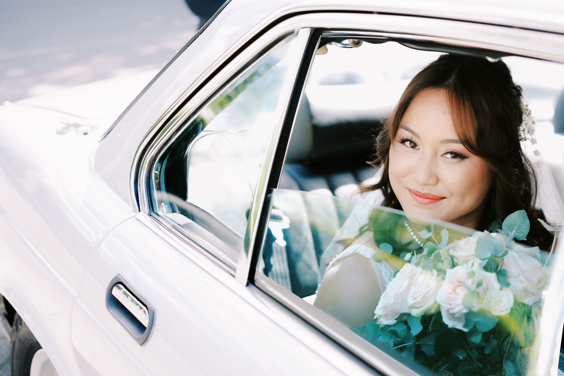 Die Braut auf dem Weg zu ihrer kirchlichen Trauung - Traumhochzeit in Düsseldorf mit Hochzeitsplaner Let's Marry