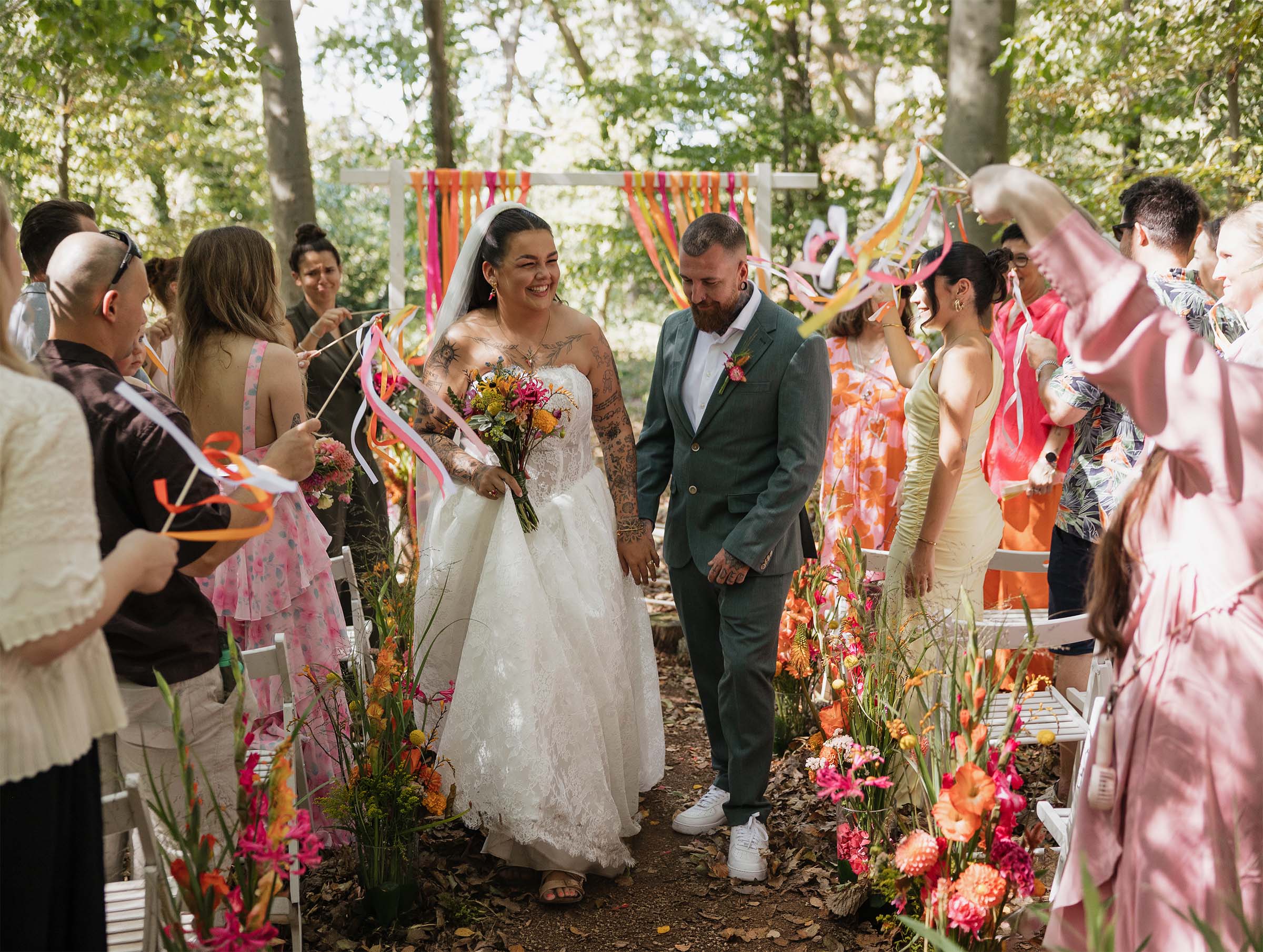Brautpaar bei der Traumhochzeit bei ihrem Auszug in Düsseldorf mit Hochzeitsplaner Let's Marry